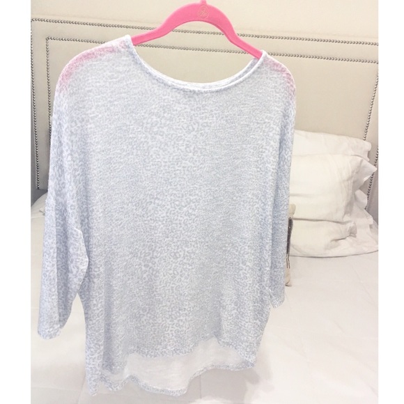 Animal print; loose-fitting top 🐆⚪️ - Picture 1 of 3